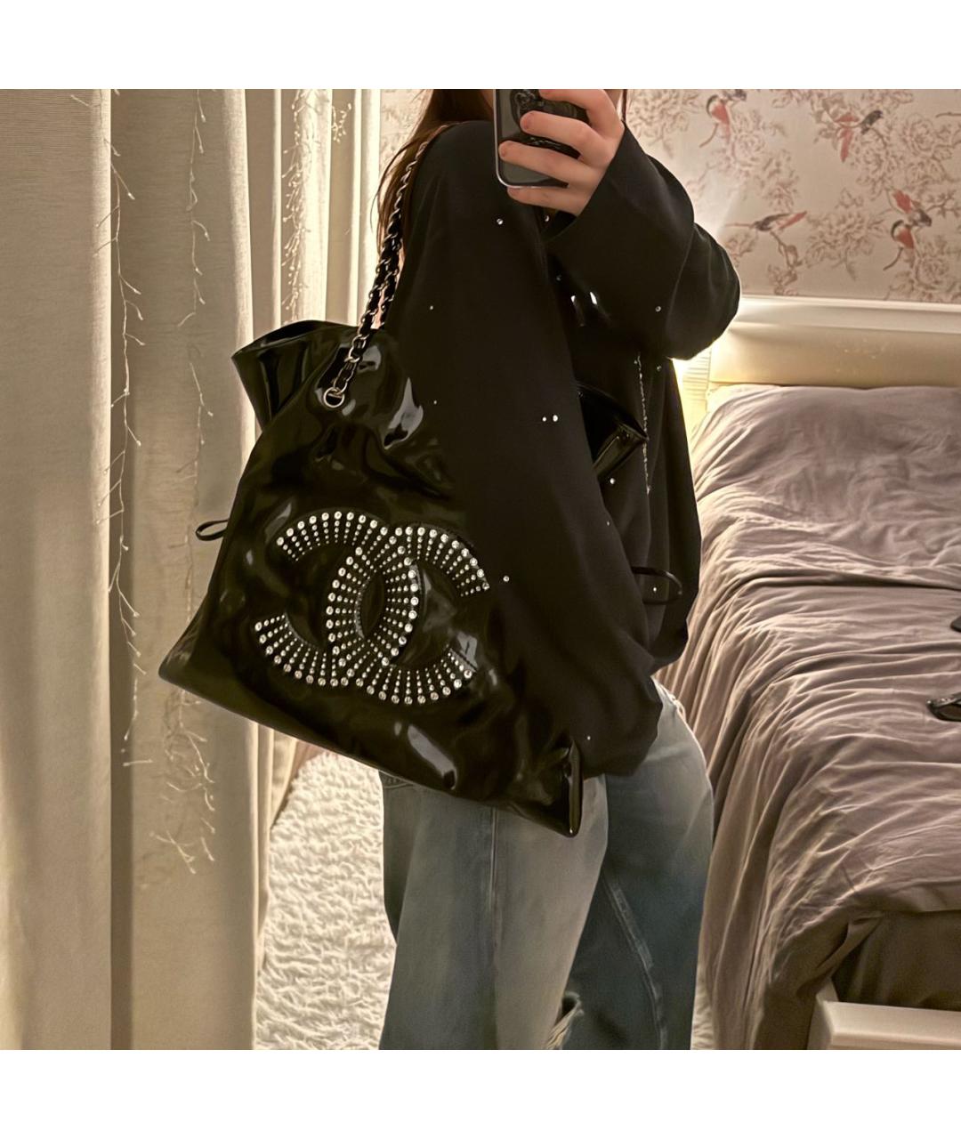 CHANEL Черная сумка тоут из лакированной кожи, фото 8