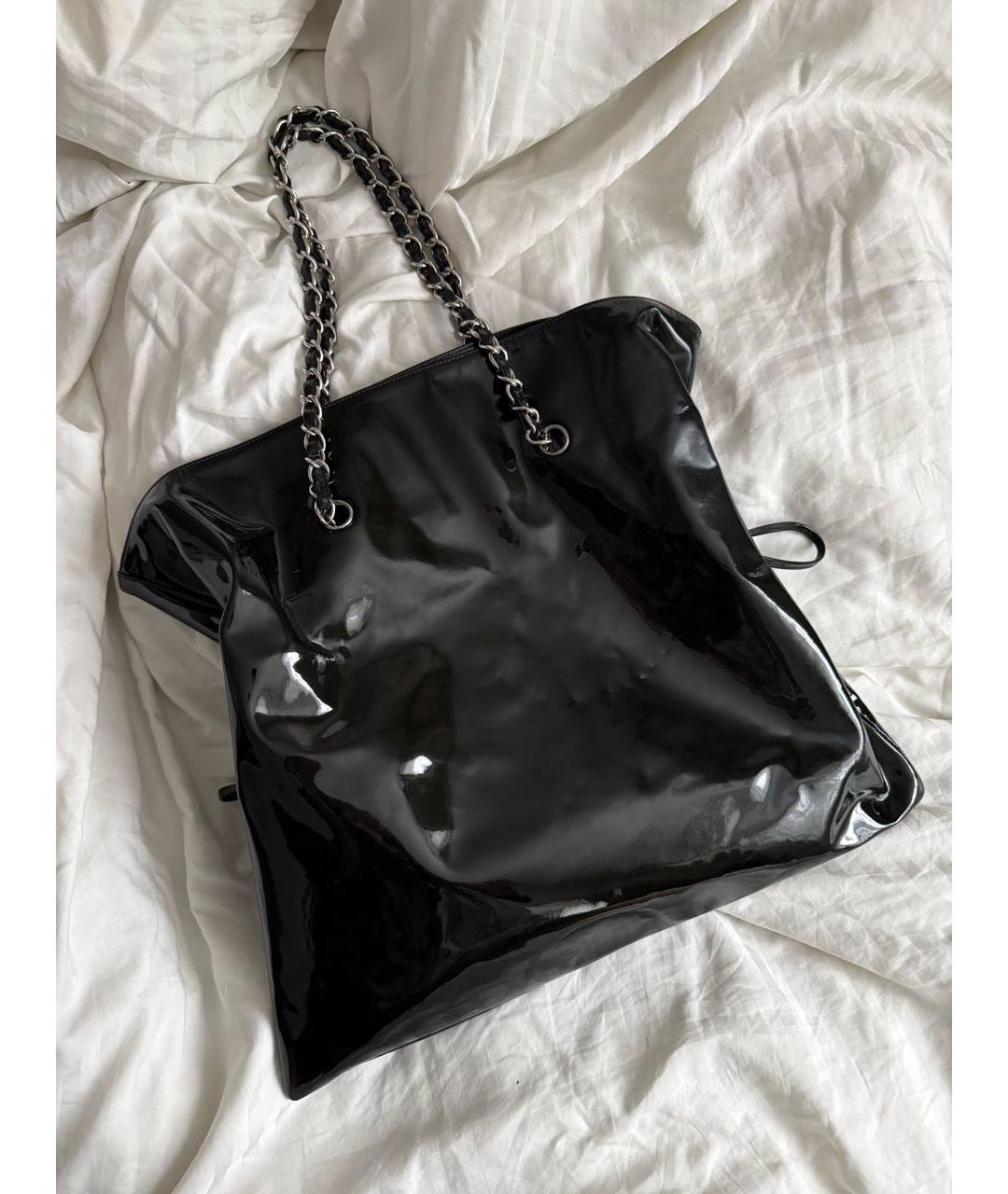 CHANEL Черная сумка тоут из лакированной кожи, фото 2