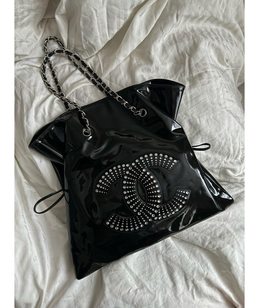 CHANEL Черная сумка тоут из лакированной кожи, фото 9