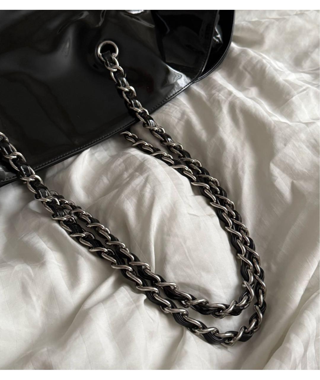 CHANEL Черная сумка тоут из лакированной кожи, фото 4