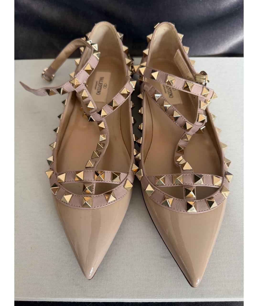 VALENTINO Бежевые балетки из лакированной кожи, фото 4