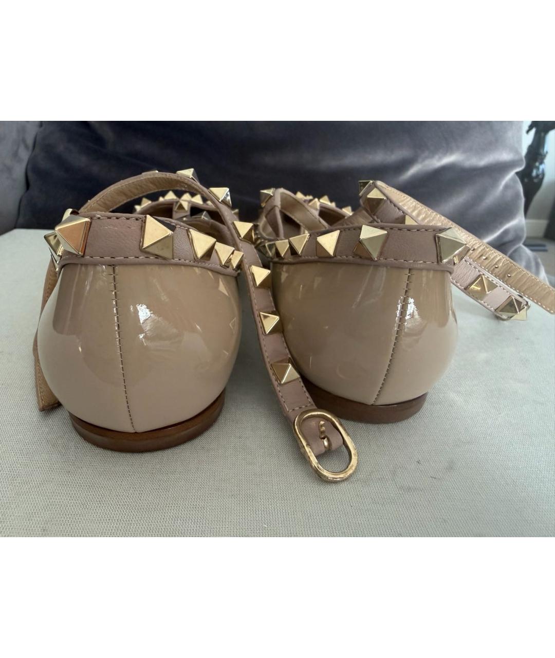 VALENTINO Бежевые балетки из лакированной кожи, фото 5