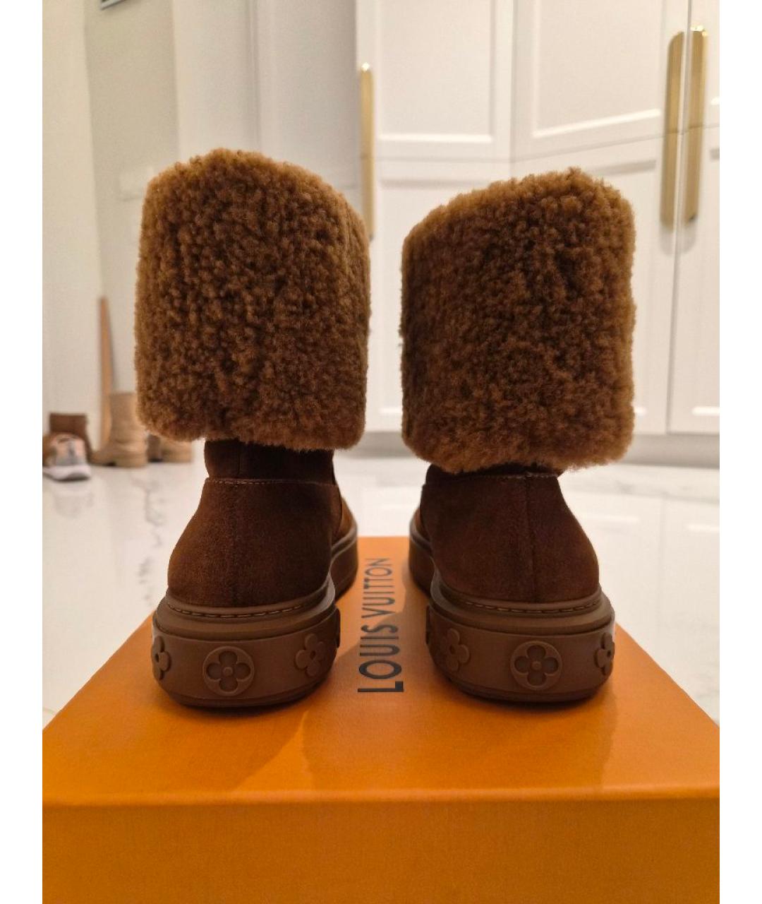LOUIS VUITTON Коричневые замшевые ботинки, фото 4