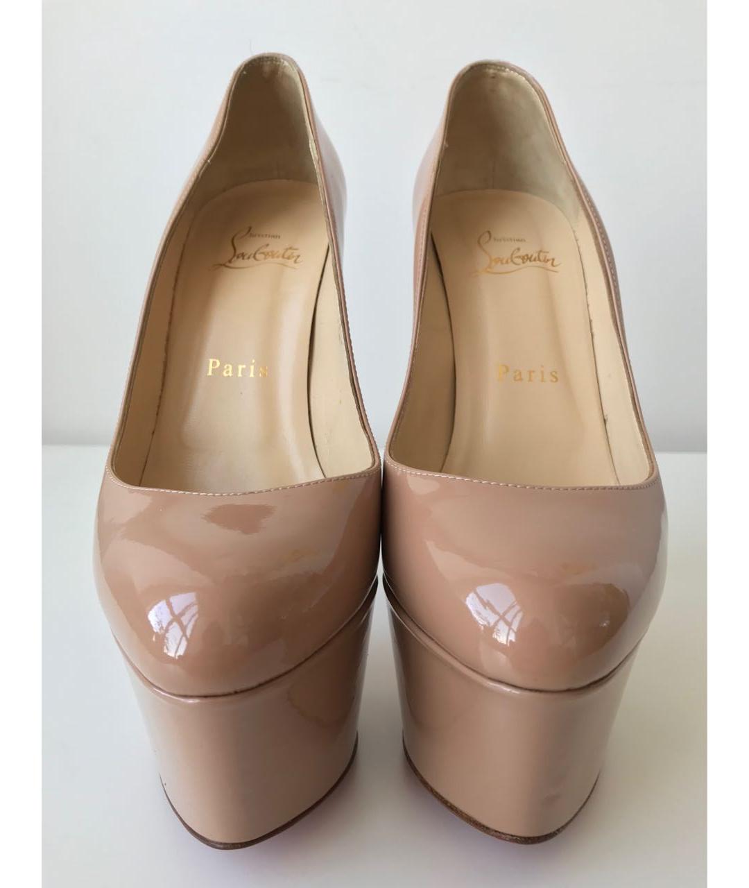 CHRISTIAN LOUBOUTIN Бежевые туфли из лакированной кожи, фото 2