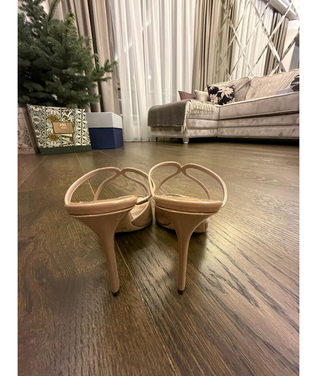 JIMMY CHOO Бежевые мюли из лакированной кожи, фото 4