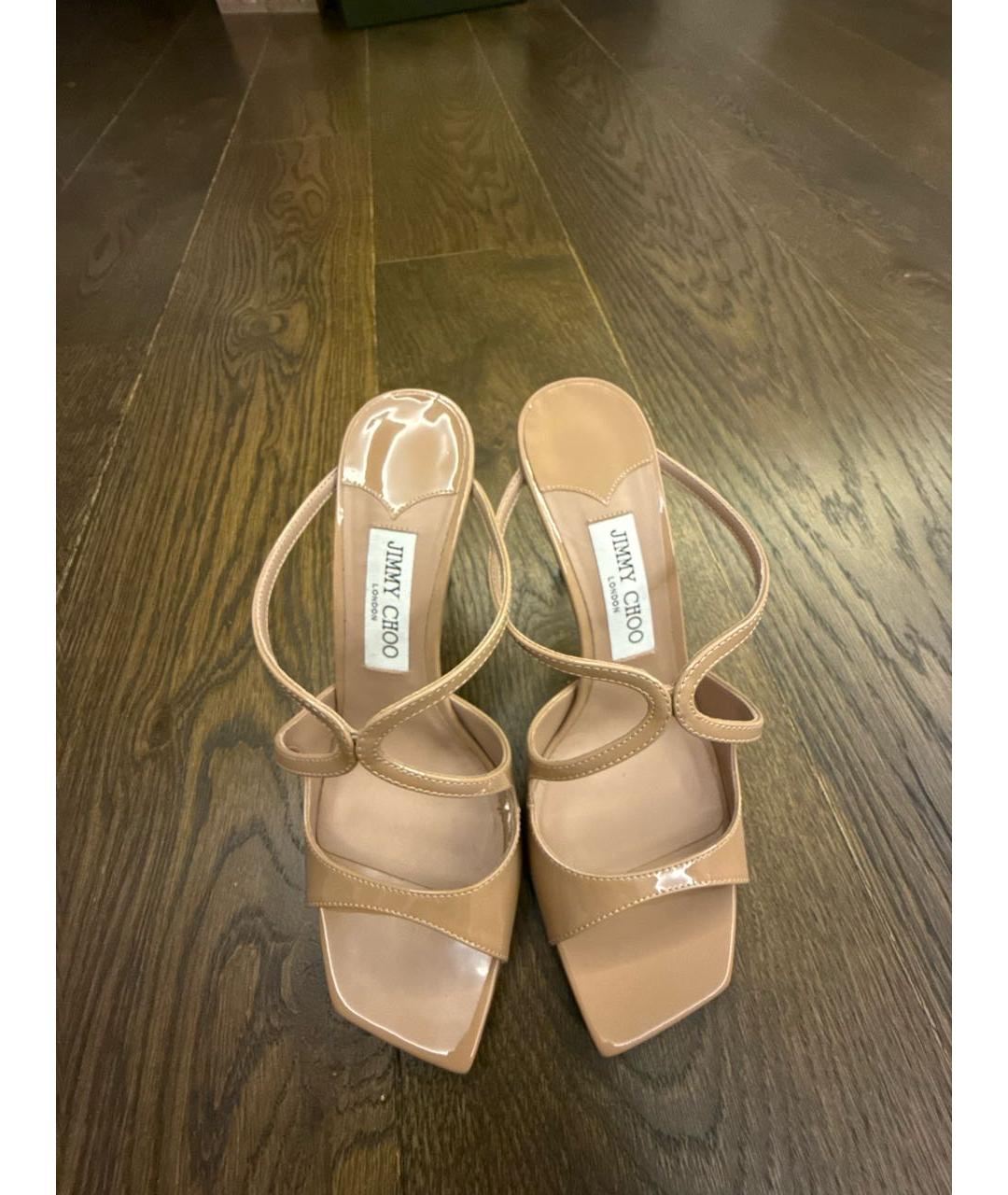 JIMMY CHOO Бежевые мюли из лакированной кожи, фото 2