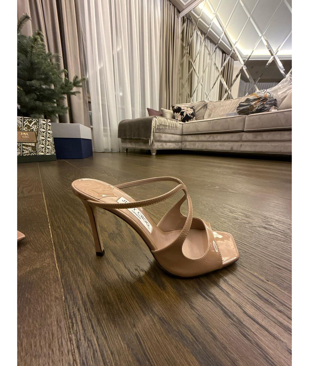 JIMMY CHOO Бежевые мюли из лакированной кожи, фото 7