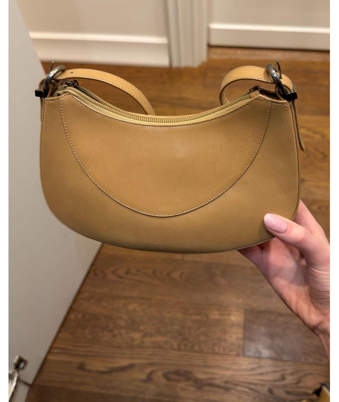 STUART WEITZMAN Бежевая кожаная сумка с короткими ручками, фото 3