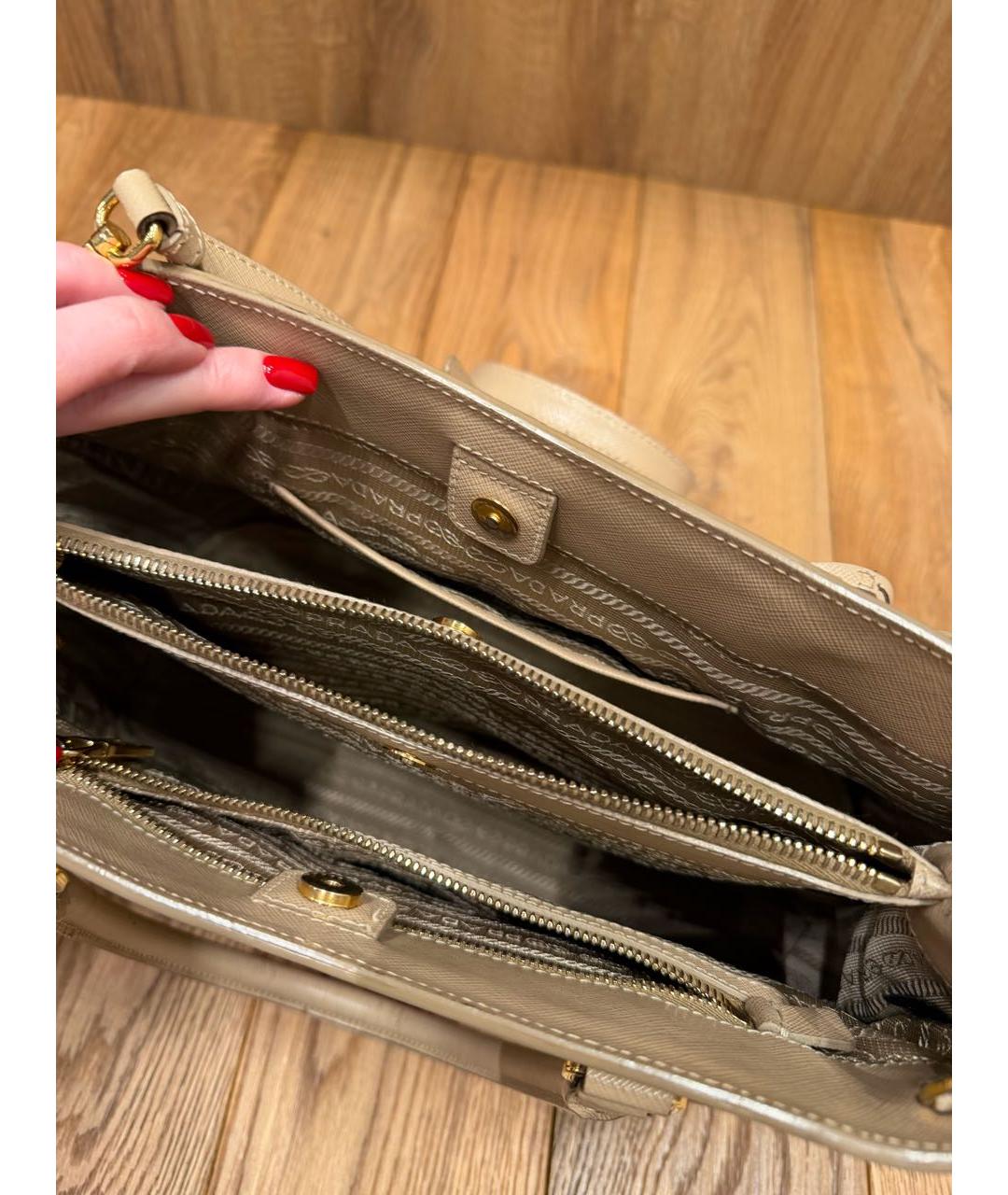 PRADA Бежевая кожаная сумка с короткими ручками, фото 4