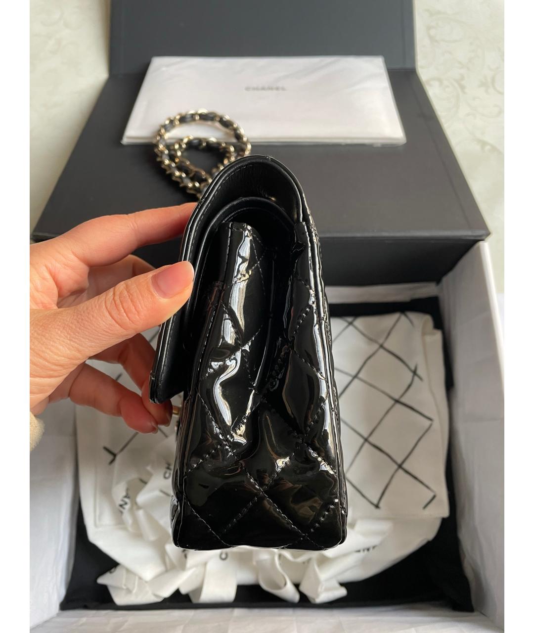 CHANEL Черная сумка через плечо из лакированной кожи, фото 4