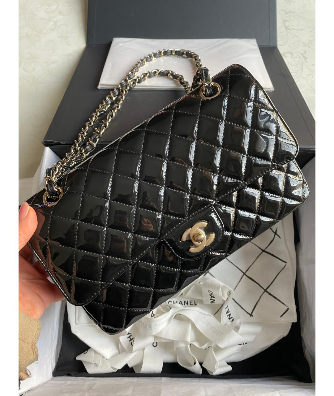 CHANEL Черная сумка через плечо из лакированной кожи, фото 2