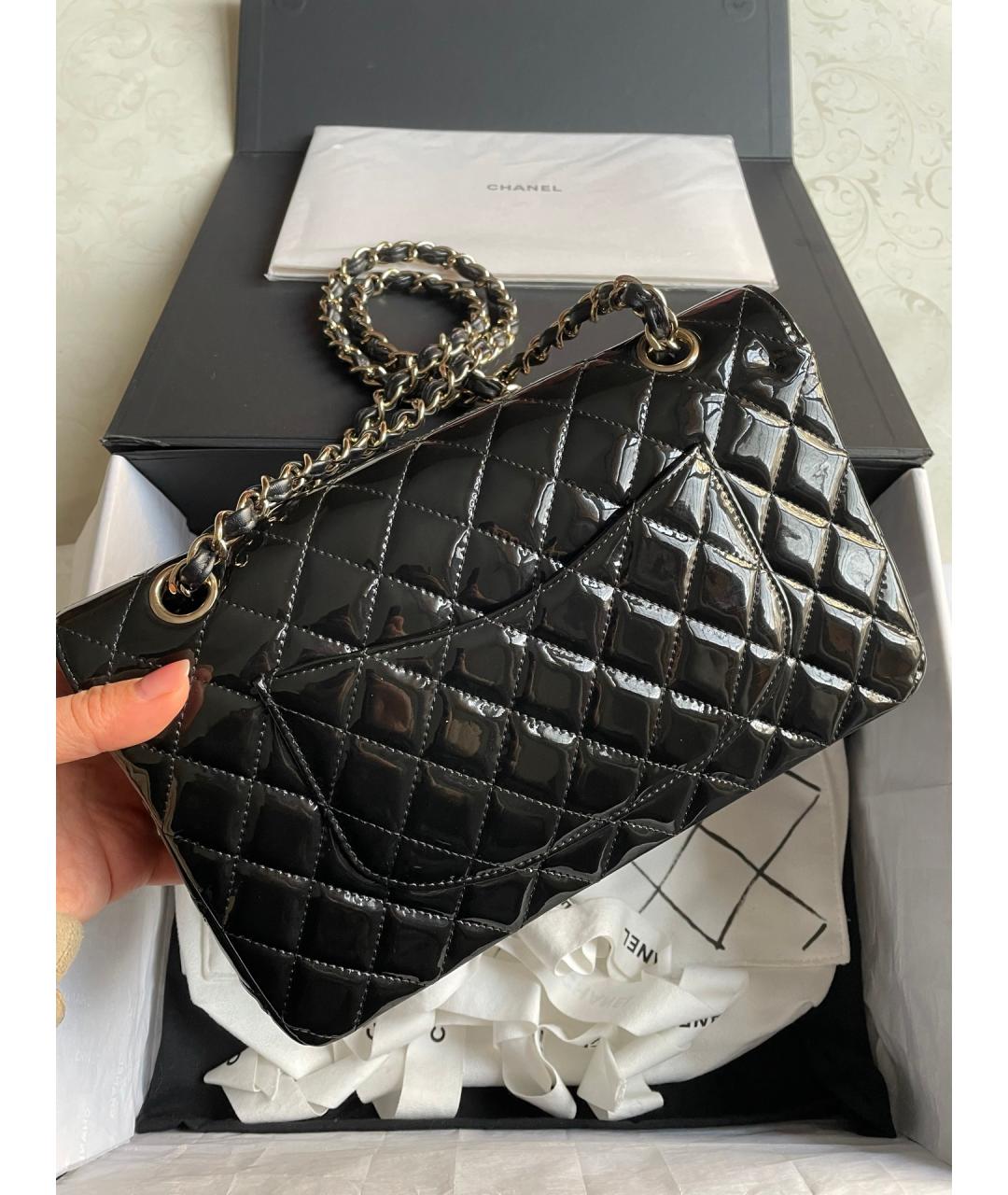 CHANEL Черная сумка через плечо из лакированной кожи, фото 3