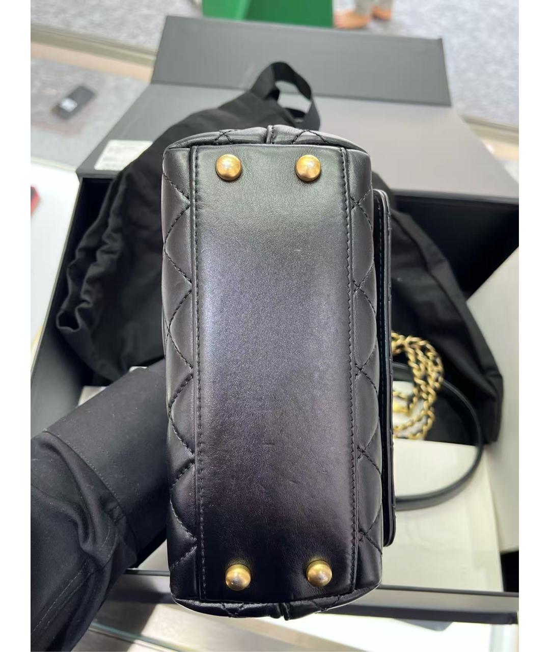 CHANEL Черная кожаная сумка с короткими ручками, фото 6