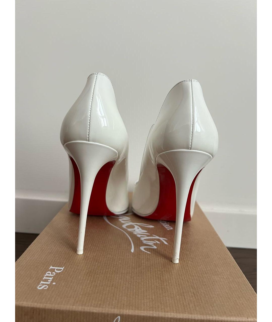 CHRISTIAN LOUBOUTIN Белые туфли из лакированной кожи, фото 4