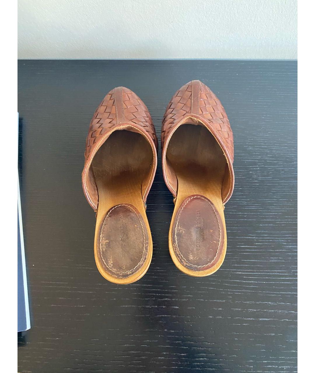 BOTTEGA VENETA Коричневые кожаные сабо, фото 3