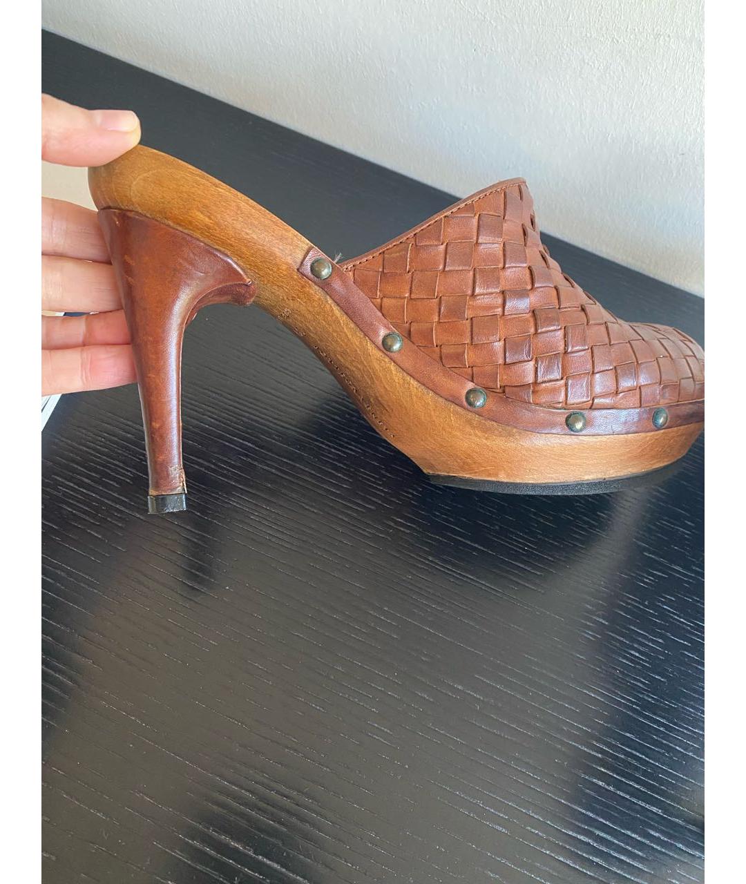 BOTTEGA VENETA Коричневые кожаные сабо, фото 6