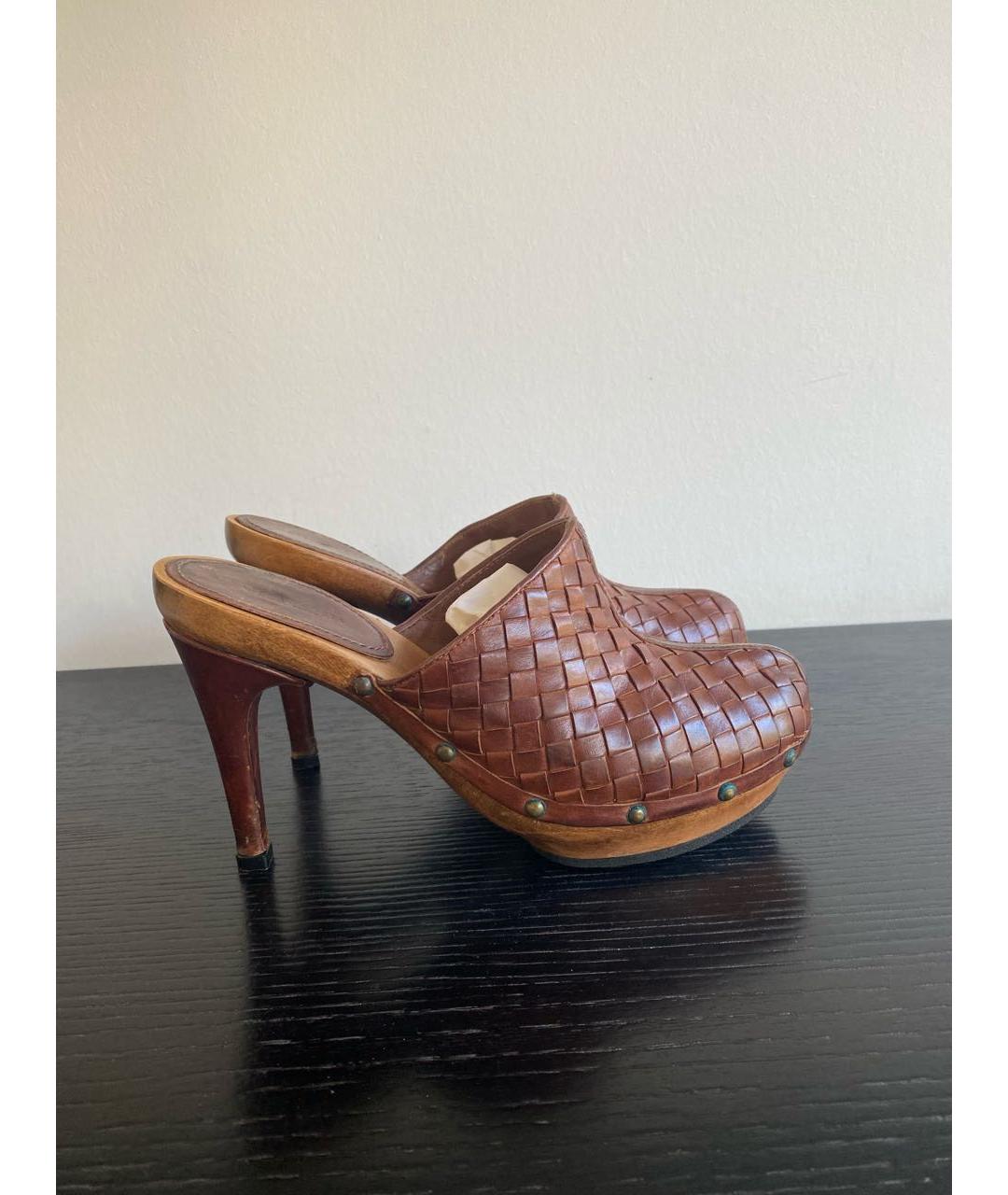 BOTTEGA VENETA Коричневые кожаные сабо, фото 9