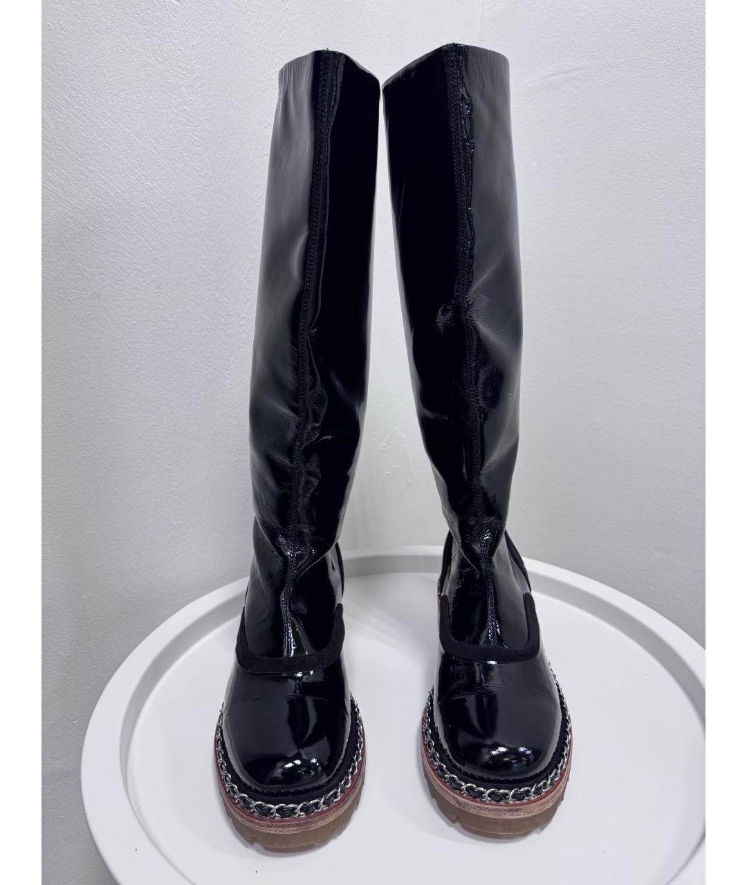 CHANEL Черные сапоги из лакированной кожи, фото 2
