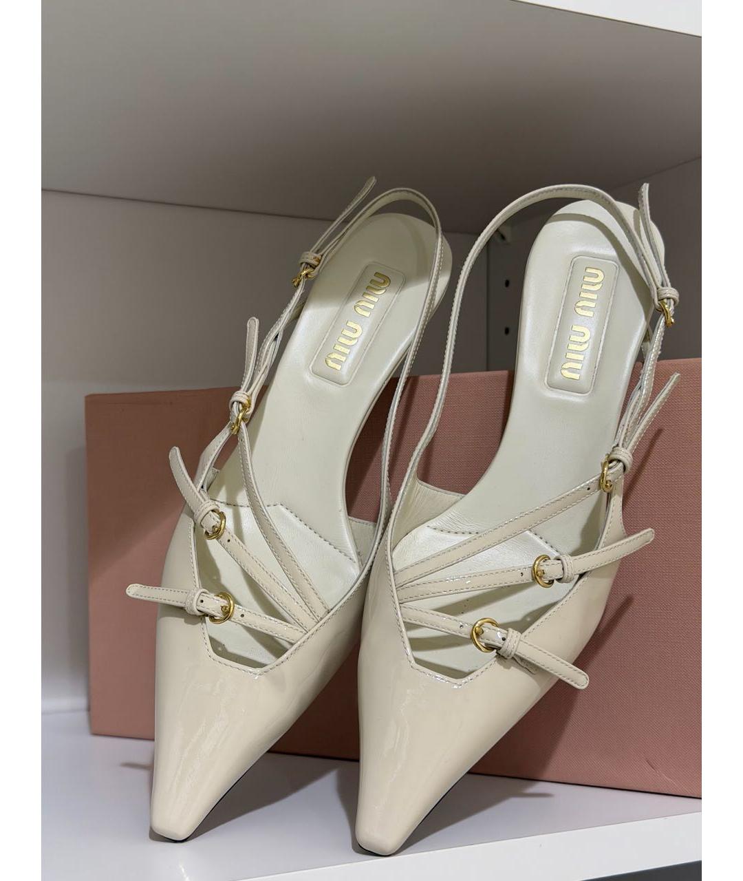 MIU MIU Белые лодочки на низком каблуке из лакированной кожи, фото 2