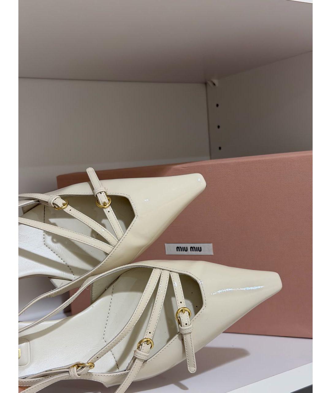 MIU MIU Белые лодочки на низком каблуке из лакированной кожи, фото 3