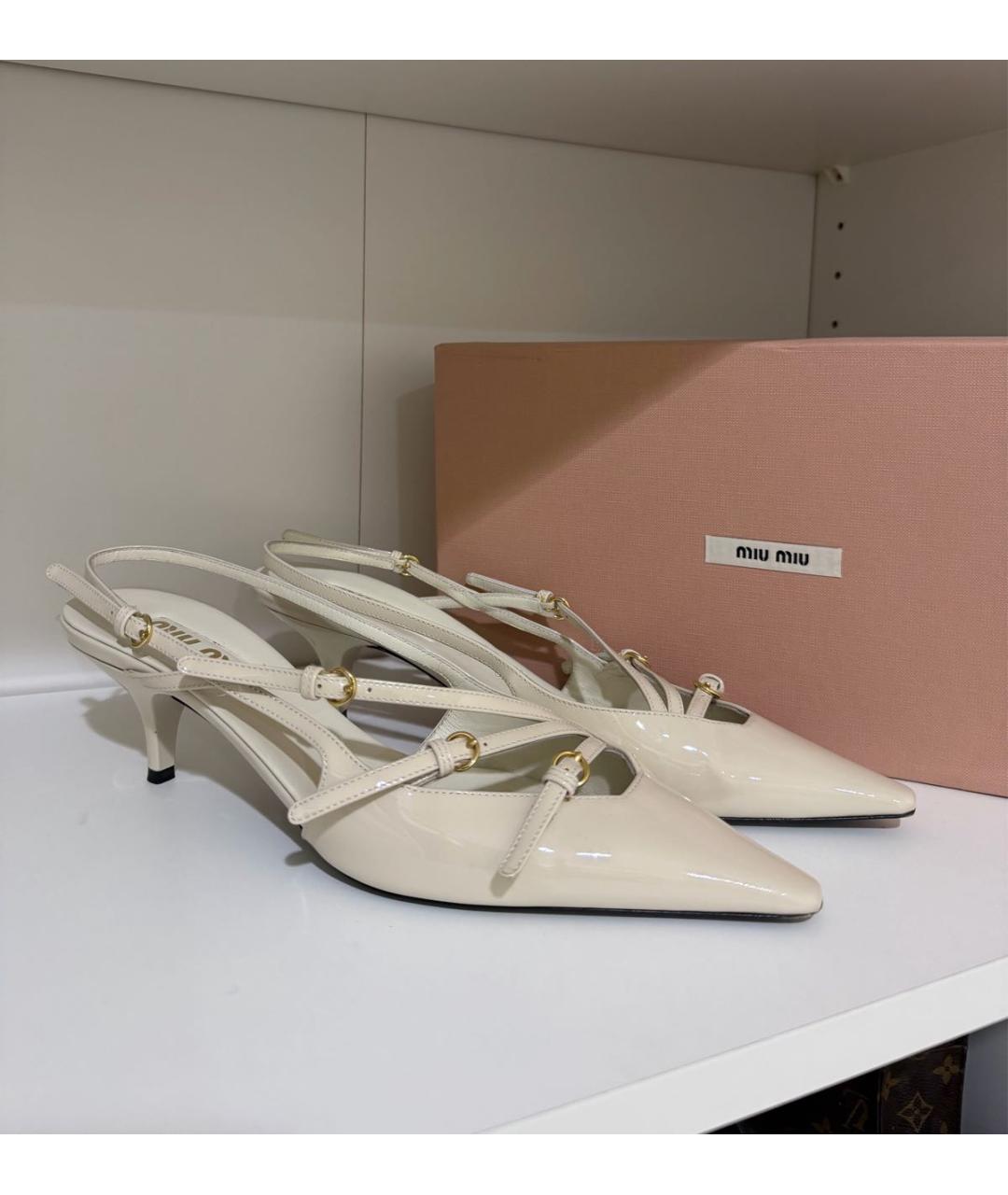 MIU MIU Белые лодочки на низком каблуке из лакированной кожи, фото 5