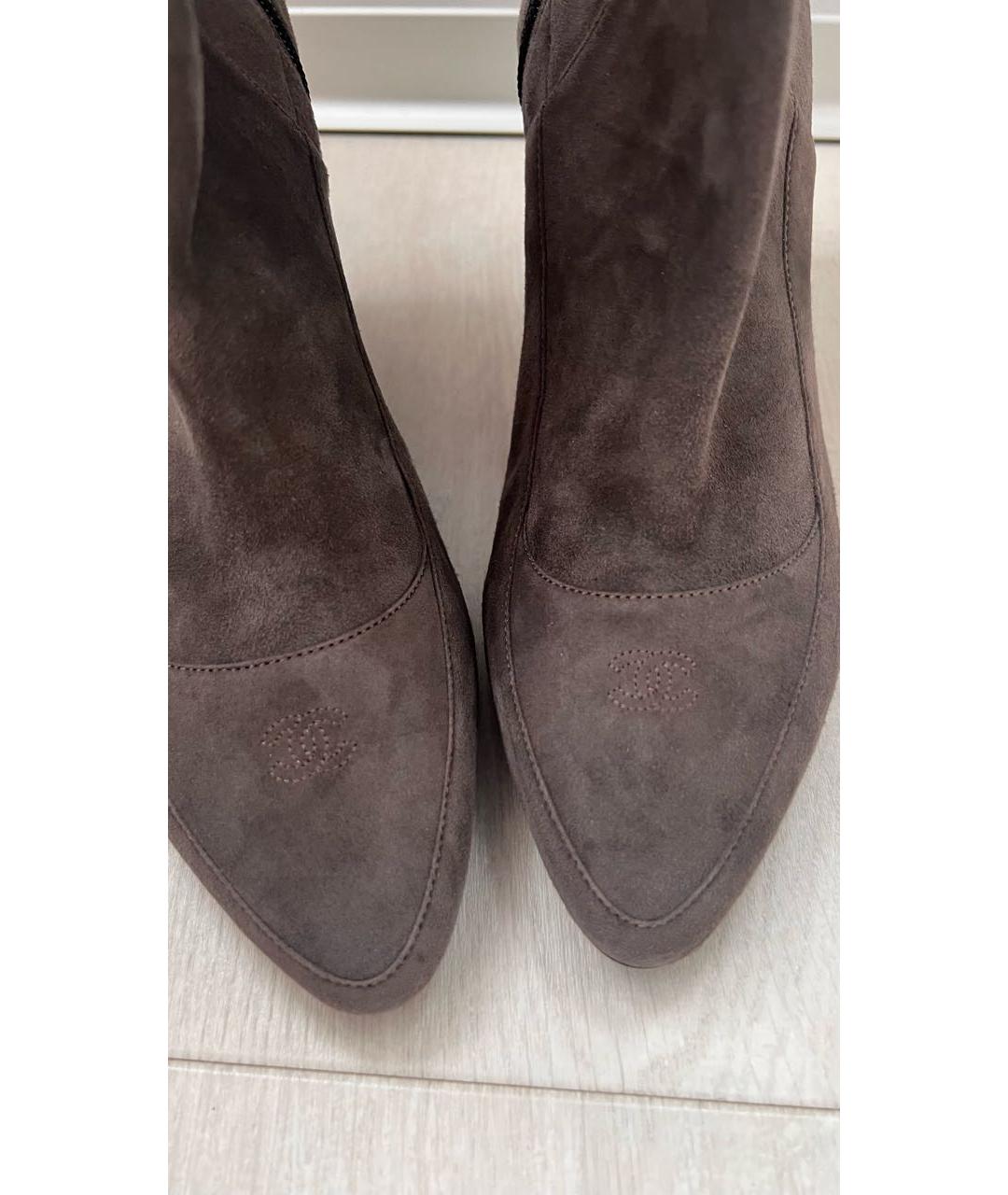 CHANEL Серые замшевые сапоги, фото 3