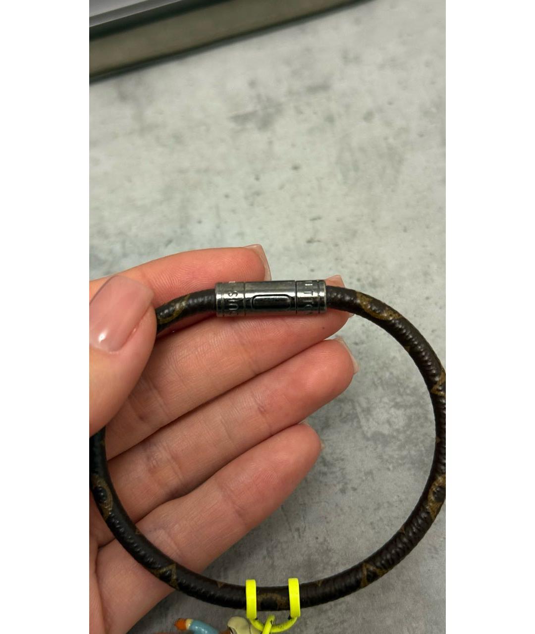 LOUIS VUITTON Коричневый кожаный браслет, фото 4