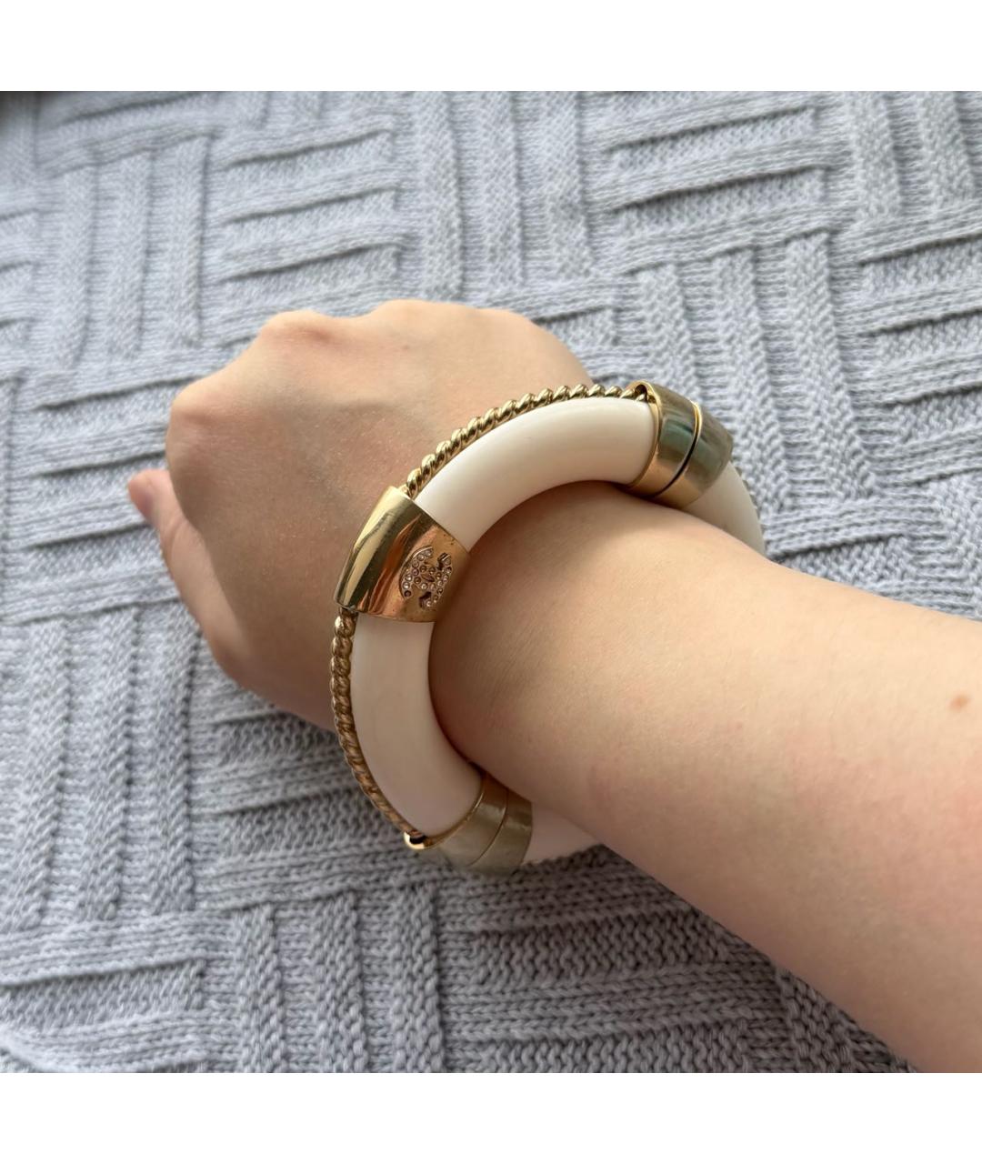 CHANEL Бежевый пластиковый браслет, фото 7