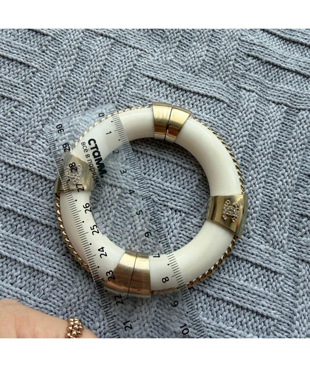 CHANEL Бежевый пластиковый браслет, фото 5