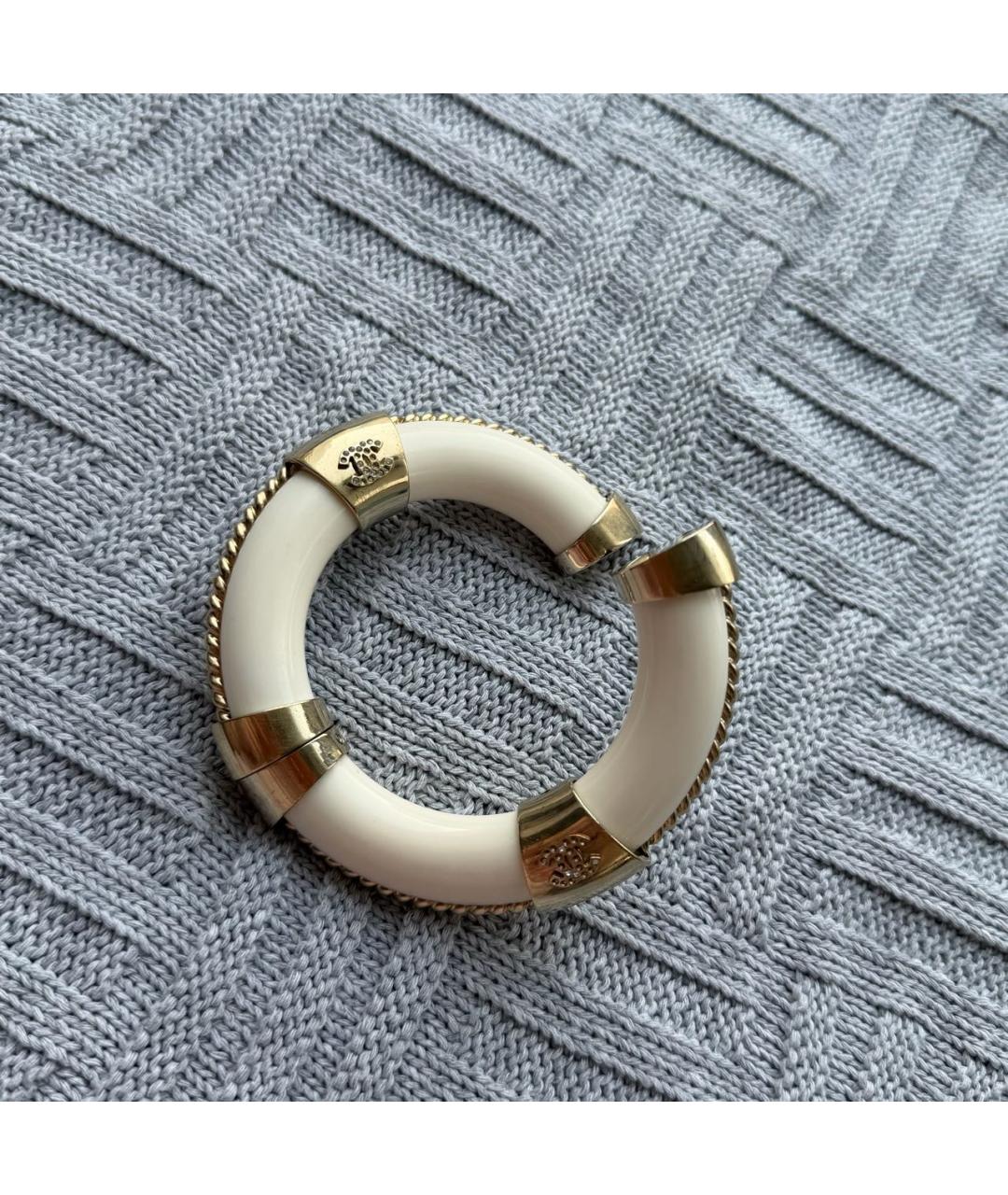 CHANEL Бежевый пластиковый браслет, фото 4
