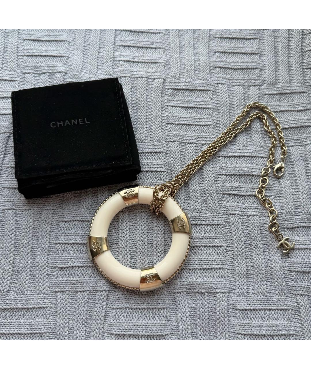 CHANEL Бежевая пластиковая подвеска, фото 2