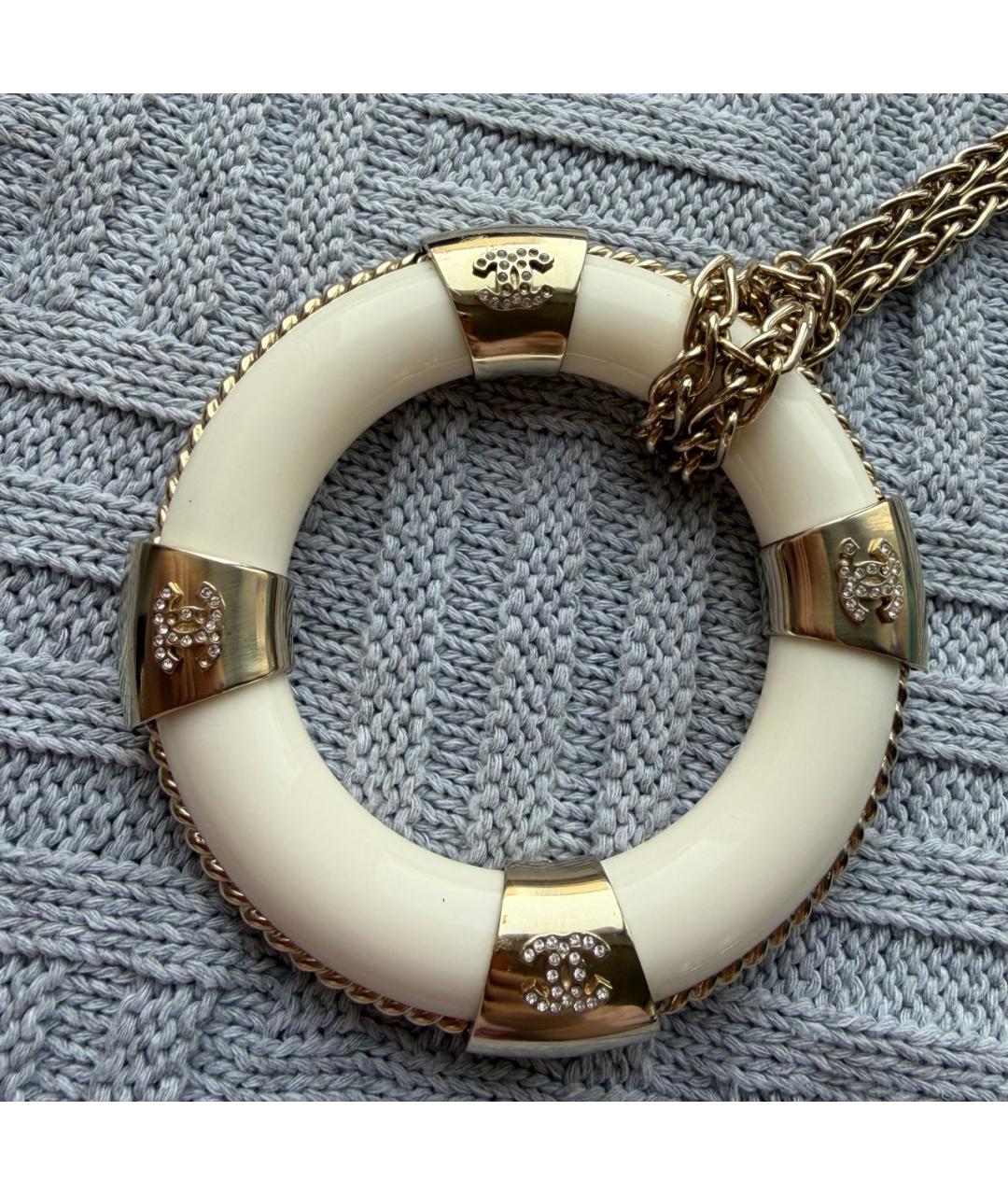 CHANEL Бежевая пластиковая подвеска, фото 3