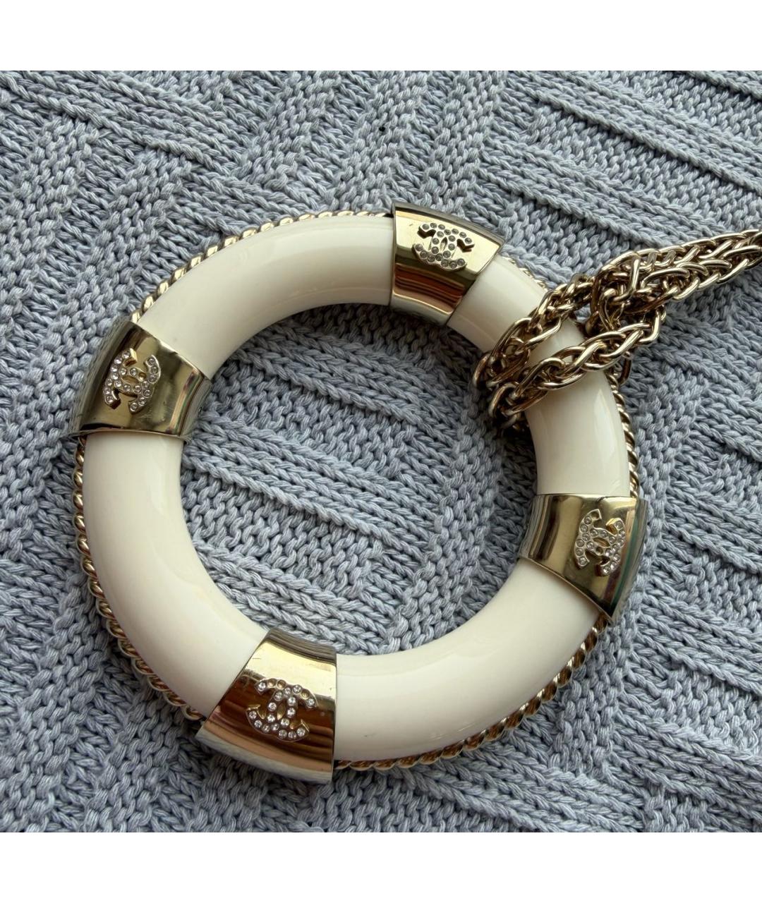 CHANEL Бежевая пластиковая подвеска, фото 4