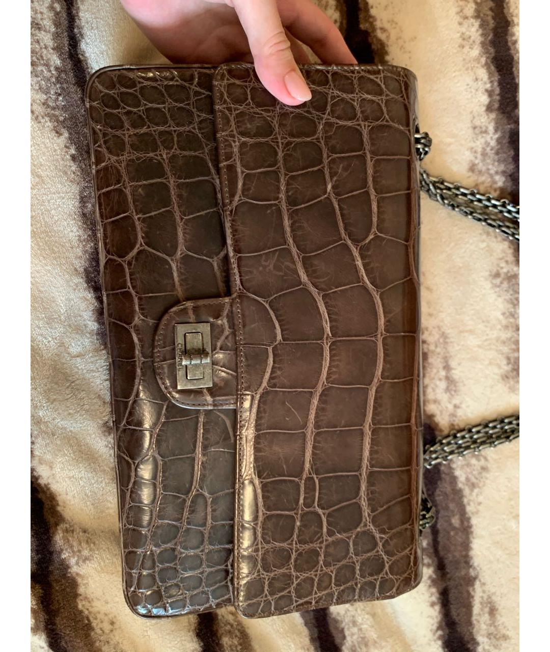 CHANEL Коричневая сумка с короткими ручками из экзотической кожи, фото 2