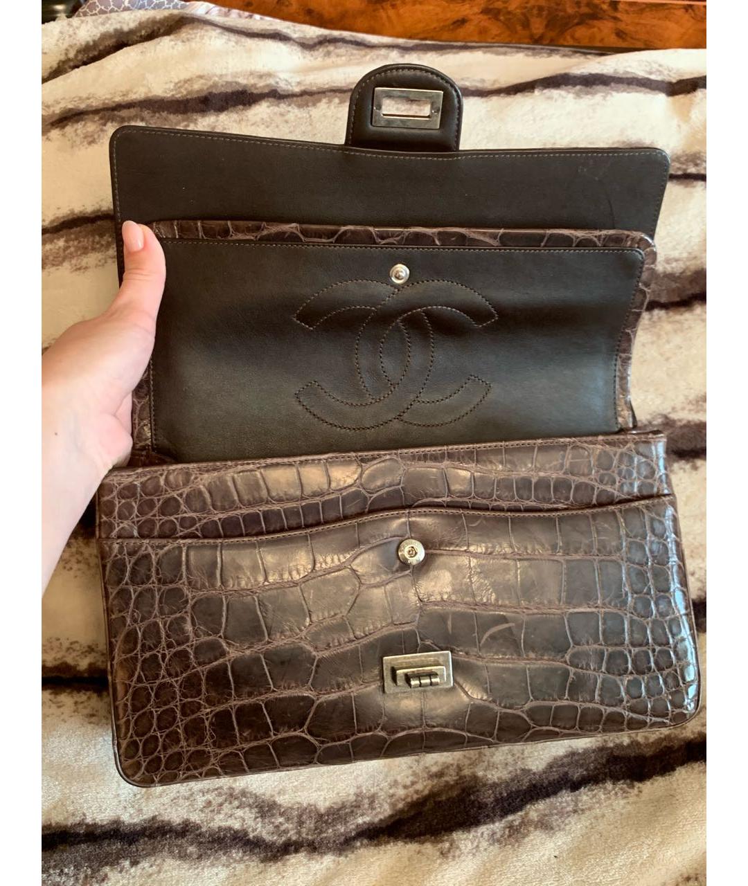 CHANEL Коричневая сумка с короткими ручками из экзотической кожи, фото 8