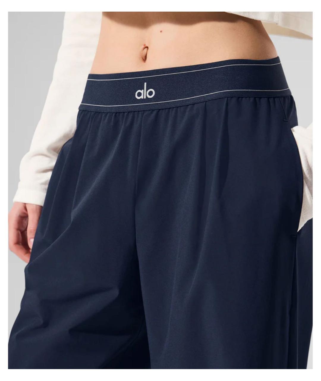 ALO YOGA Темно-синие синтетические брюки широкие, фото 4
