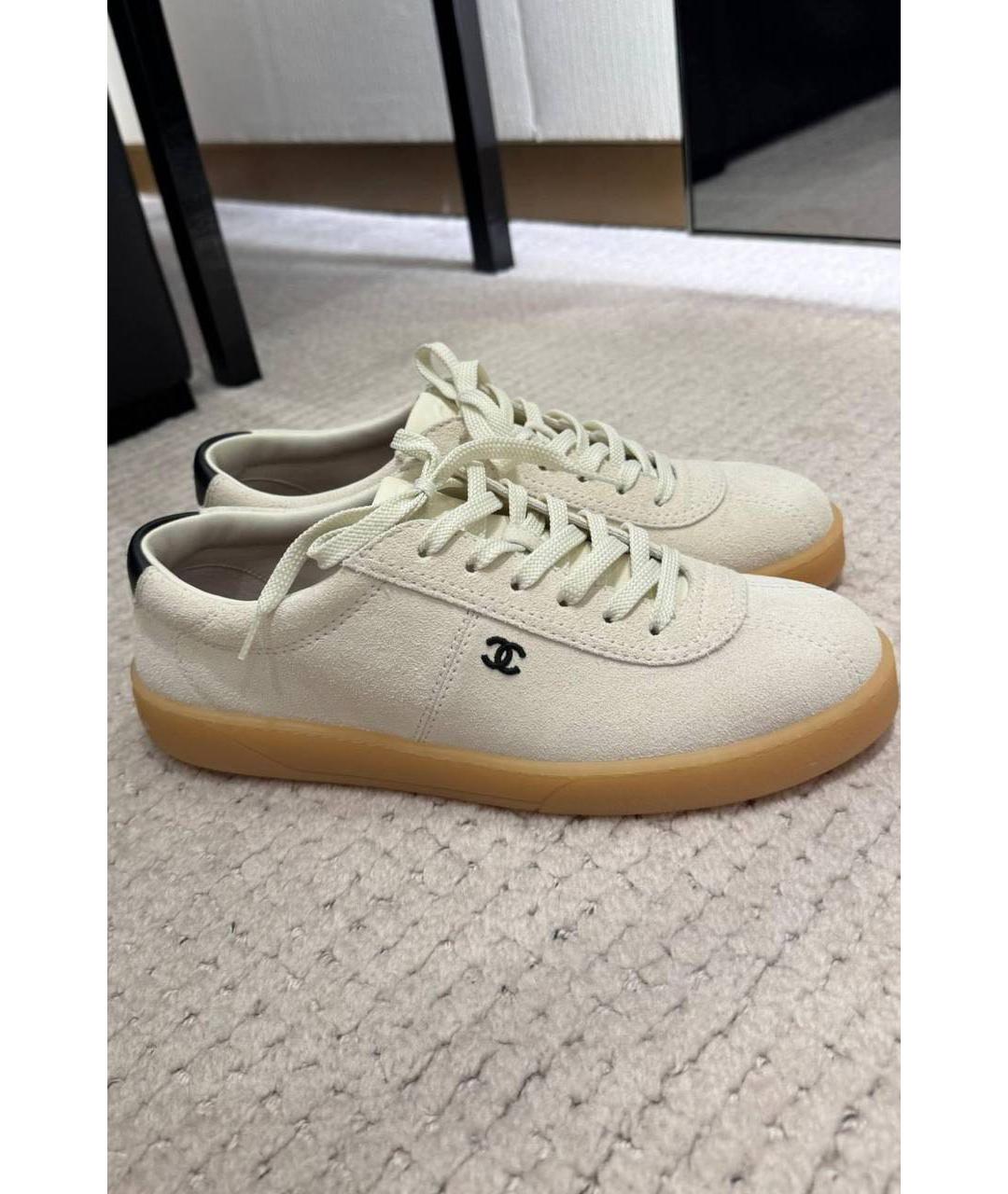 CHANEL Белые замшевые кеды, фото 3
