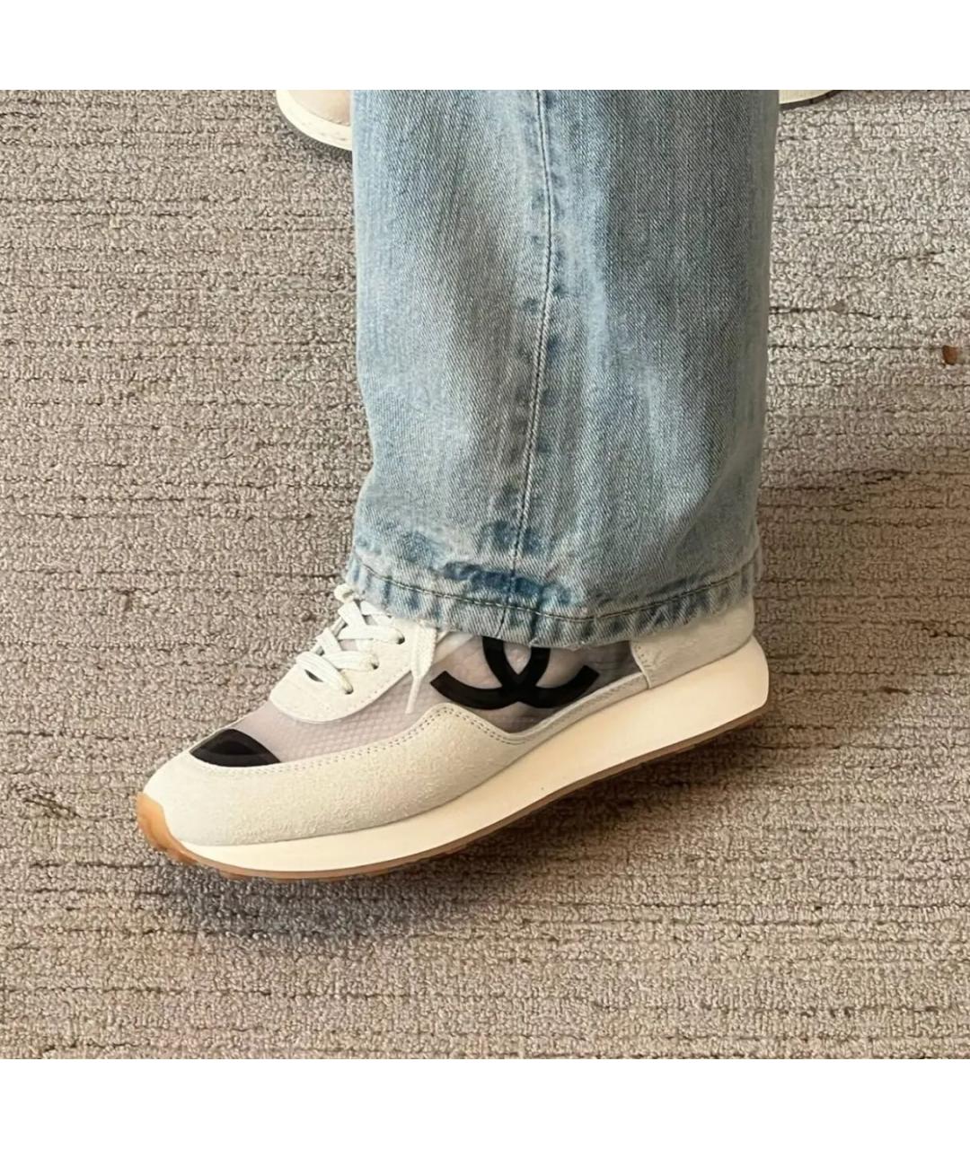 CHANEL Белые замшевые кроссовки, фото 2