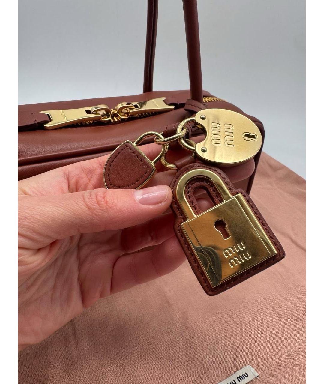 MIU MIU Коричневая кожаная сумка с короткими ручками, фото 3