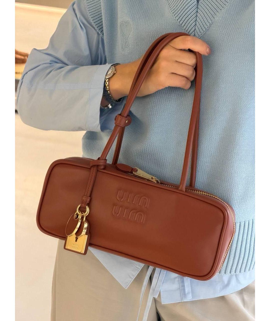 MIU MIU Коричневая кожаная сумка с короткими ручками, фото 2