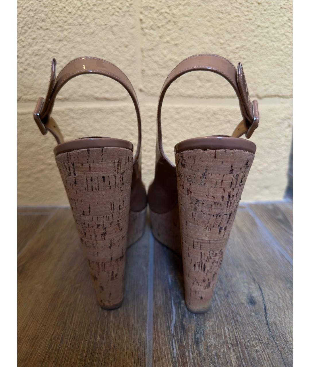 CHRISTIAN LOUBOUTIN Бежевые босоножки из лакированной кожи, фото 4