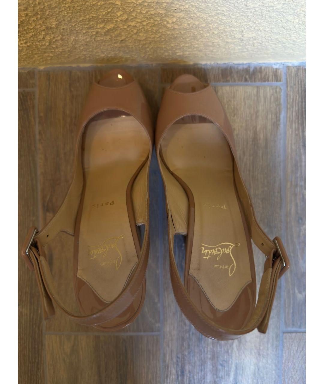 CHRISTIAN LOUBOUTIN Бежевые босоножки из лакированной кожи, фото 3