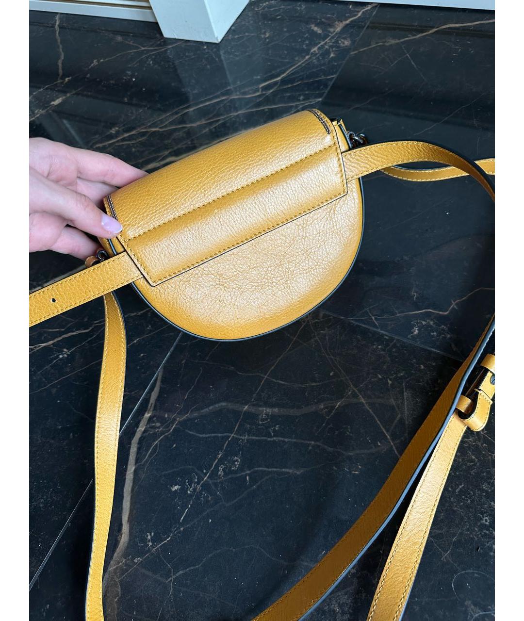 BRUNELLO CUCINELLI Горчичная кожаная поясная сумка, фото 3