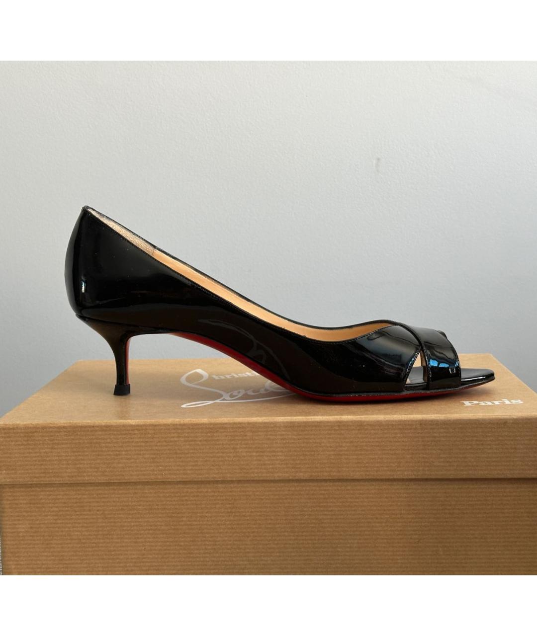 CHRISTIAN LOUBOUTIN Черные лодочки на низком каблуке из лакированной кожи, фото 9