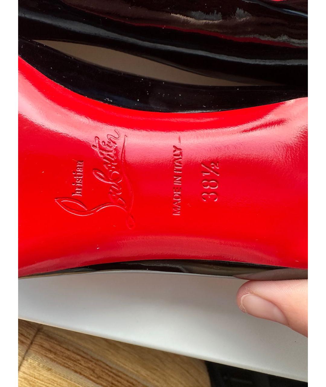 CHRISTIAN LOUBOUTIN Черные лодочки на низком каблуке из лакированной кожи, фото 8