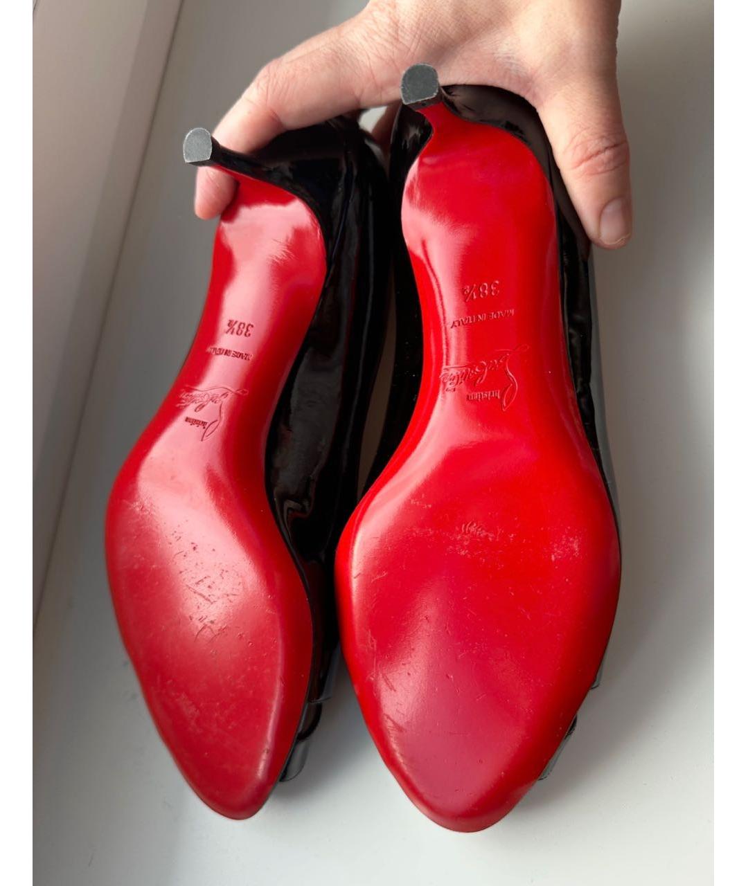 CHRISTIAN LOUBOUTIN Черные лодочки на низком каблуке из лакированной кожи, фото 5