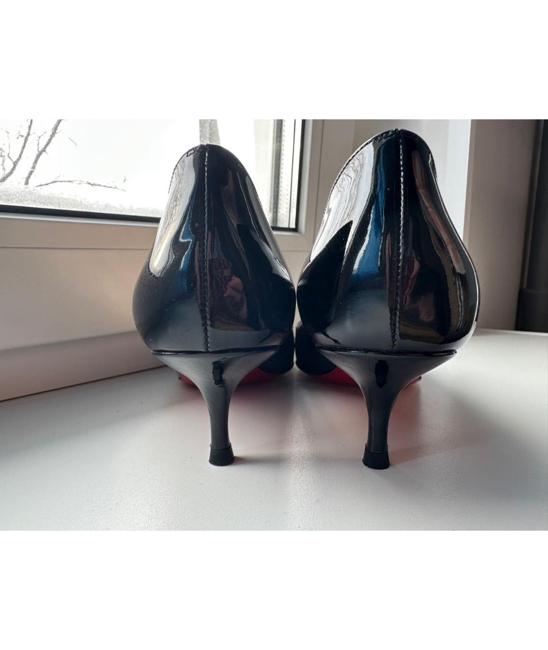 CHRISTIAN LOUBOUTIN Черные лодочки на низком каблуке из лакированной кожи, фото 4