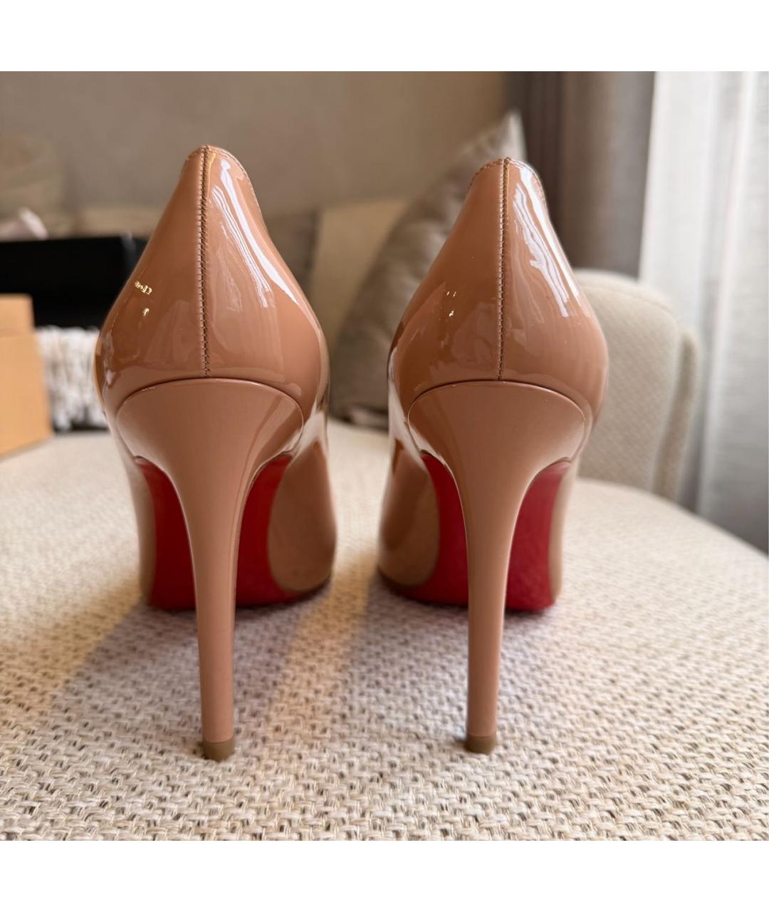 CHRISTIAN LOUBOUTIN Бежевые туфли из лакированной кожи, фото 4