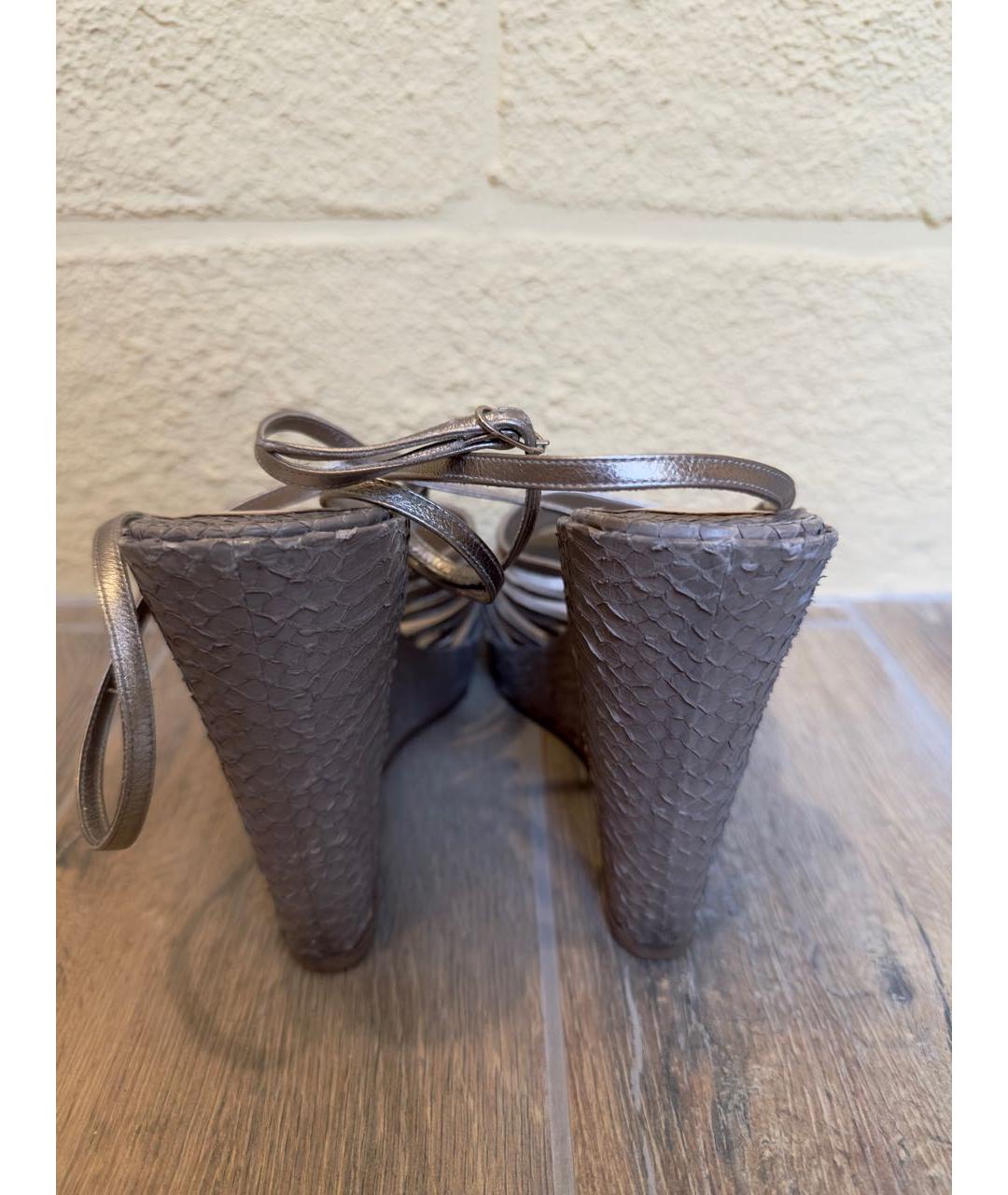 CHRISTIAN LOUBOUTIN Серебряные босоножки из экзотической кожи, фото 4