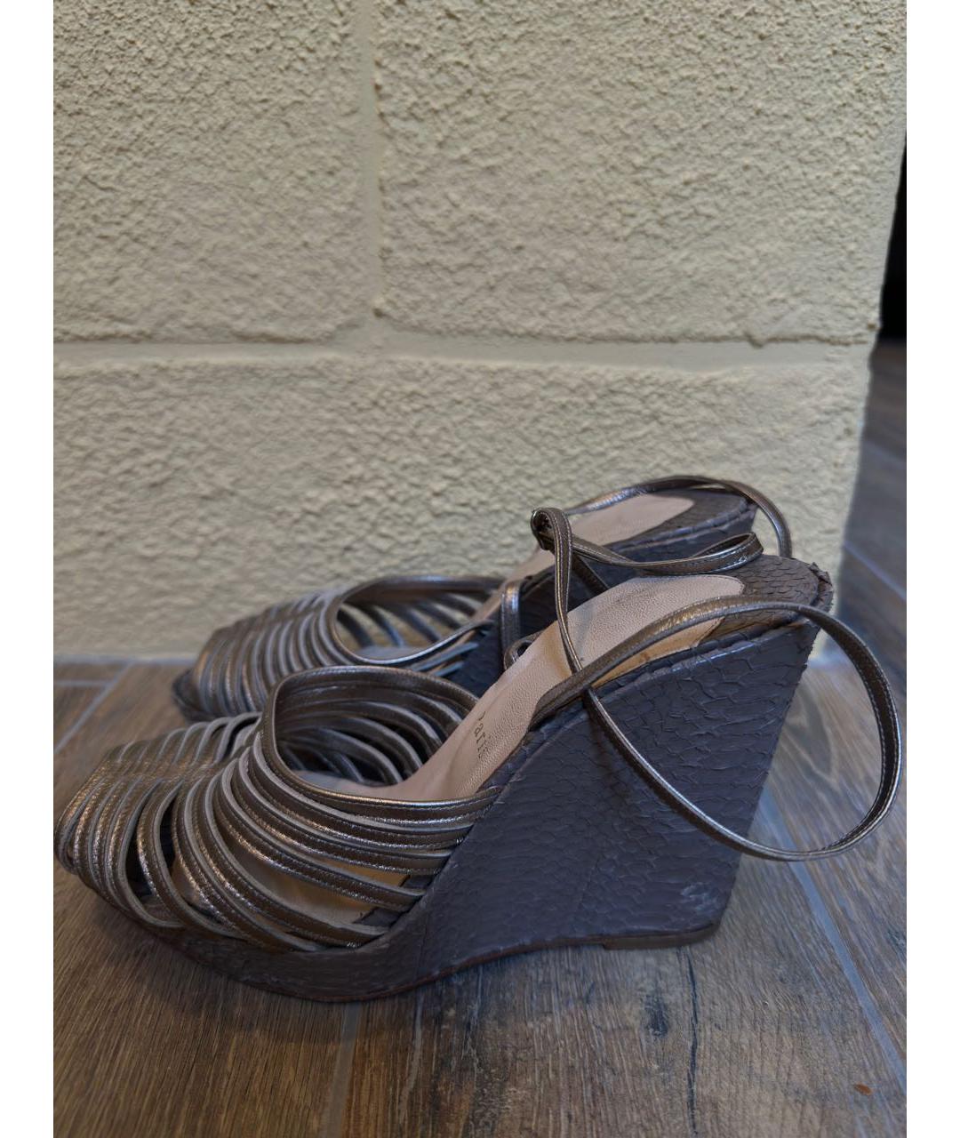 CHRISTIAN LOUBOUTIN Серебряные босоножки из экзотической кожи, фото 5